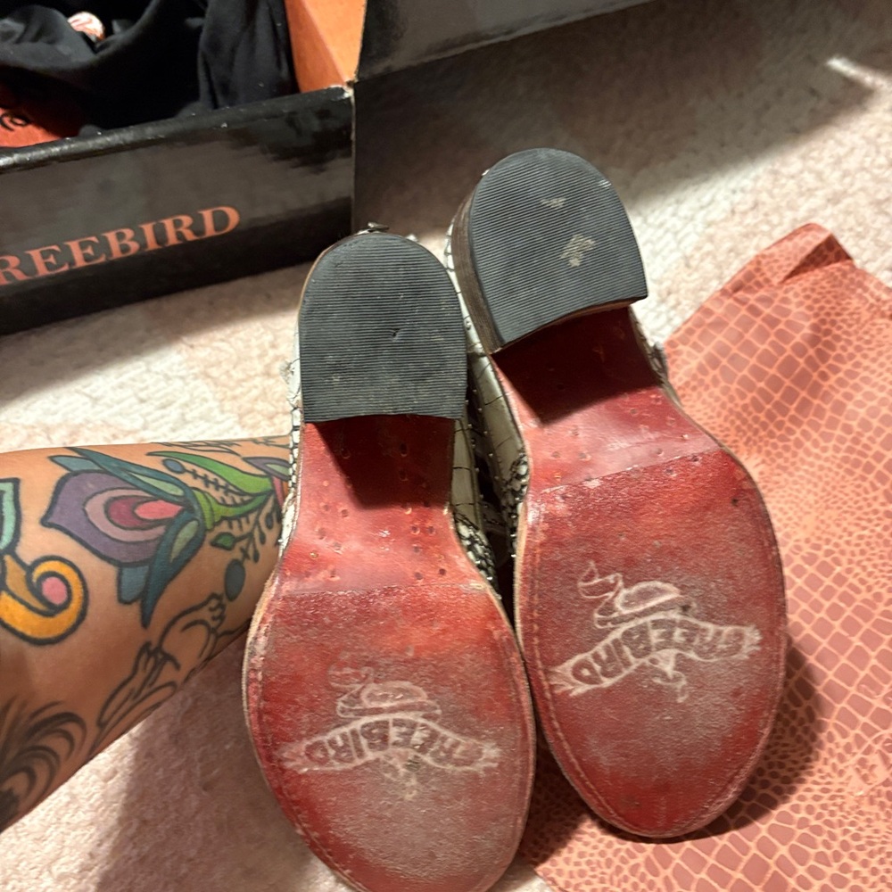 Freebird Felicity White and Black Sandals with Straps - Picture 3 of 4